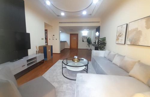 Madinat Zayed Apartamento | Spacious & Amazing 1 BR Apartment