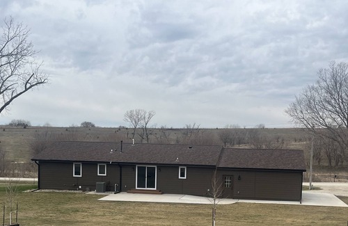 Harrison County Casa | Spacious and cozy 4-bedroom house in rural Iowa located a short drive from Omaha