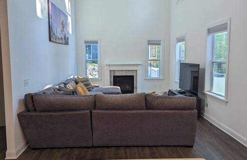 Gansevoort Casa | Spacious and Modern, 15 minutes to Saratoga Race Track!