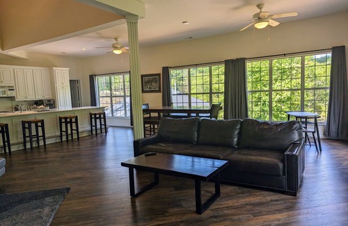 Maryville Casa | Spacious and Serene Smoky Mountain Retreat- the Perfect Launch for the Dragon!