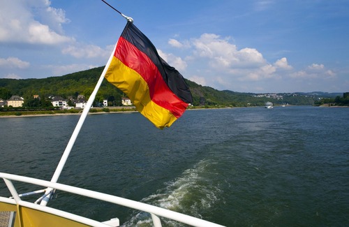 Königswinter Apartamento | amplio apartamento con vistas a la terraza verde y privada.