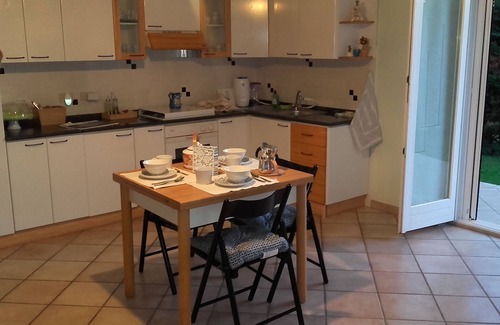 Montecarotto Apartamento | espacioso apartamento con una entrada independiente en la planta baja y un pequeño jardín