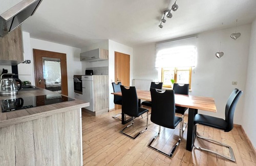 Silberberg Apartamento | Spacious apartment with balcony, hanging chair and box-spring bed