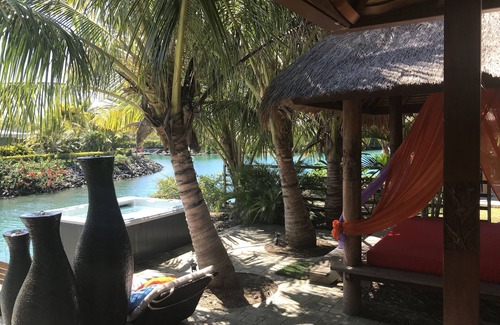 Thio Casa | Amplia casa de estilo balinés situada en primera línea de mar.