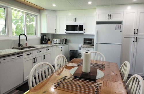 Kawartha Lakes Cabaña | Balsam Lake-West Bay Cottage-6 + Dormitorios Camas-16-20-Luna de miel, Se aceptan mascotas