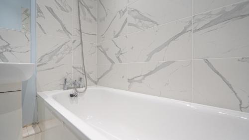 High Barnet Apartamento | Spacious Barnet Flat in Tudor-Style Building