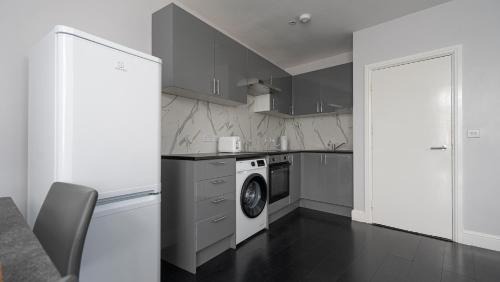 High Barnet Apartamento | Spacious Barnet Flat in Tudor-Style Building