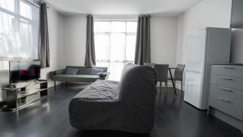 High Barnet Apartamento | Spacious Barnet Flat in Tudor-Style Building