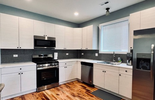 South Austin Apartamento | Spacious brand new condo - 15 min from downtown Chicago! Sleeps 6