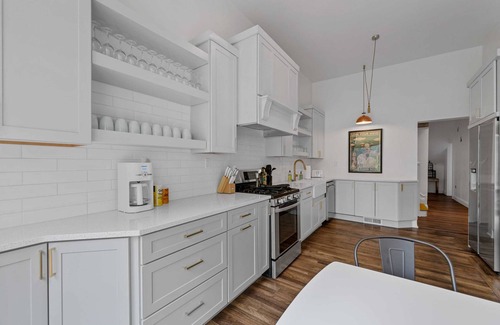 Central West End Casa | Spacious Charming Home / ABODEbucks