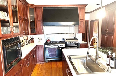 Parish Otro | Spacious Colonial Farmhouse on 240 Acres