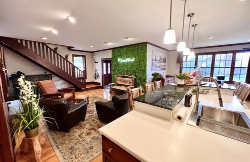 Parish Otro | Spacious Colonial Farmhouse on 240 Acres