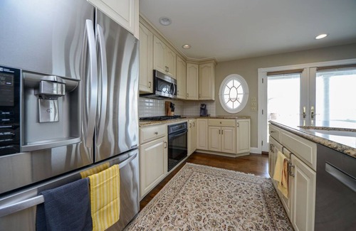 South End Condominio | Spacious Corner Property! One house off the beach