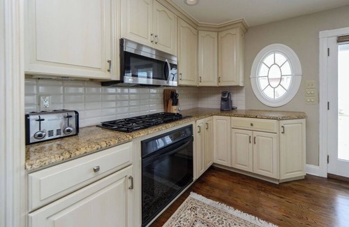 South End Condominio | Spacious Corner Property! One house off the beach