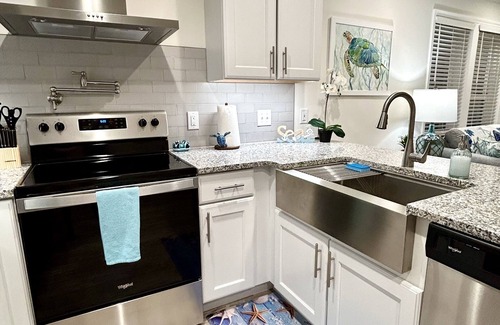 Bouvet Island Casa | Spacious~Dog Friendly~Partial River View~Heated Pool~BBQ Grill~Gym~Laundry too!