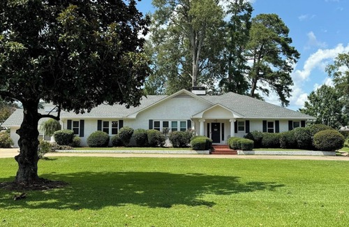 Forest Casa | Spacious Enchanted Forest Home for Business & Pleasure