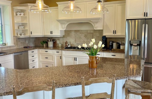 Duncan Casa | Spacious Family Home with In Ground Pool in the Cowichan Valley