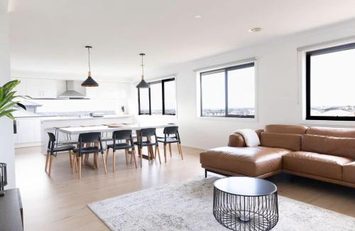 Torquay Casa | Spacious family home with pool and ocean views