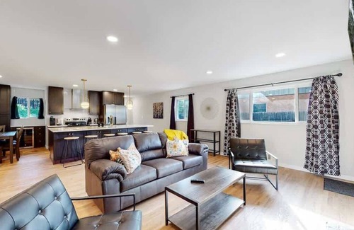 Southeast Casa | Spacious Family Retreat in Denver