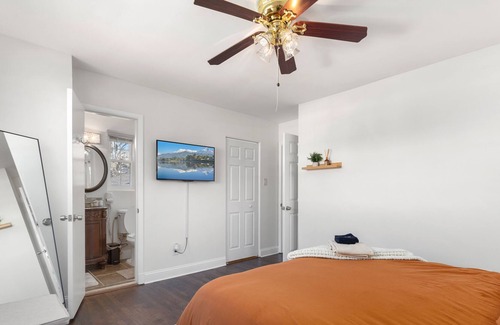 White Oak Casa | Spacious Getaway| 4BR QBEDS|12mi - DC+Attractions!