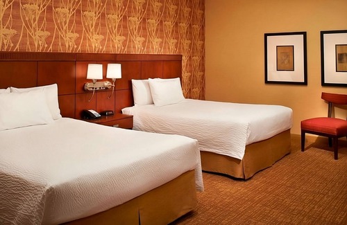 Auburn Hills Hotel | Spacious Good-Value Accommodation! 2 Lovely Units, Swimming Pool, Parking!