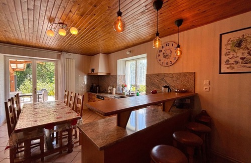 La Chapelle-aux-Bois Cabaña | Casa espaciosa con spa, ping-pong y futbolín, ideal para relajarse en familia