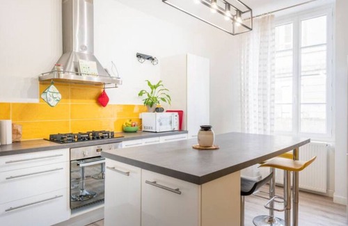 Lestiac-Sur-Garonne Casa | Spacious house on wooded grounds with swimming pool