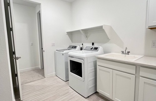 Erie Casa | Spacious Home in Erie- large families, mountain views, centrally located.