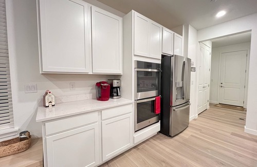 Erie Casa | Spacious Home in Erie- large families, mountain views, centrally located.