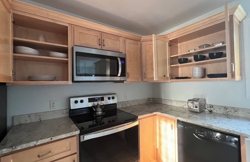 Spring Hill Casa | Spacious home near grocery store, interstate, etc, but also away from the crowd.