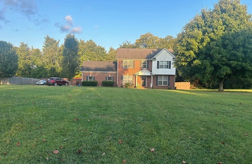 Spring Hill Casa | Spacious home near grocery store, interstate, etc, but also away from the crowd.