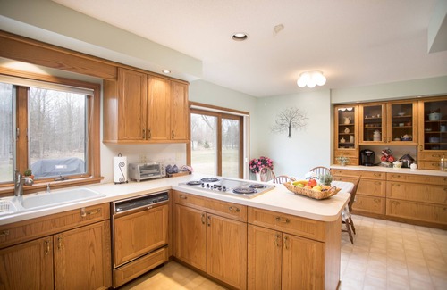 East Canaan Casa | Amplia casa ubicada a orillas del río Blackberry en la esquina noroeste de CT.