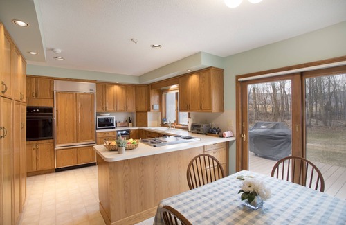 East Canaan Casa | Amplia casa ubicada a orillas del río Blackberry en la esquina noroeste de CT.