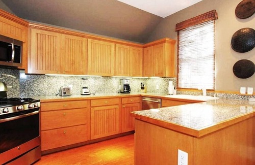 St. Helena Casa | Spacious Honeymoon Suite w/ 2 Beds & Private Kitchen