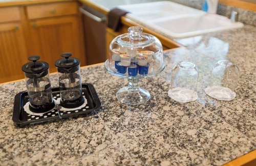 St. Helena Casa | Spacious Honeymoon Suite w/ 2 Beds & Private Kitchen