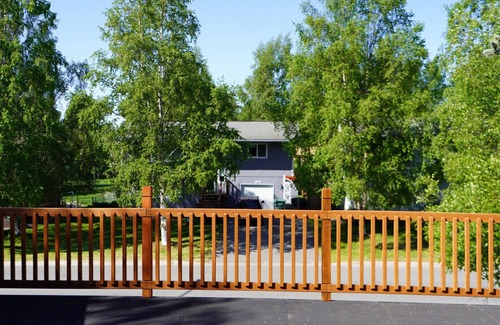 Abbott Loop Casa | Spacious & immaculate 2 bd townhome in the heart of Anchorage.