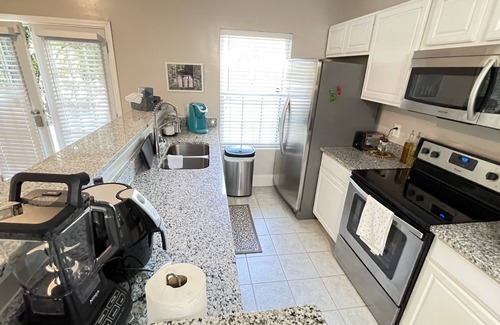 Pittsburgh Casa | SPACIOUS, IN TOWN 3 BEDROOM HOME