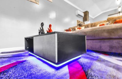 Athens Villa | Spacious King Cottage-Mins from Downtown