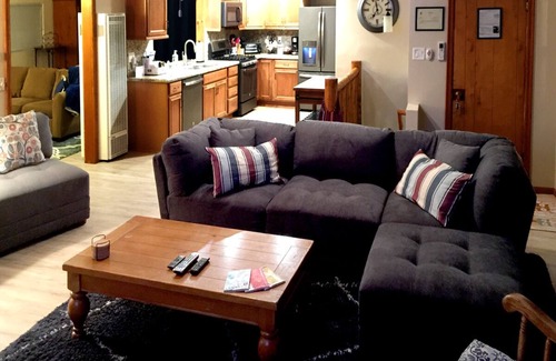 Crestline Casa | Recientemente remodelado, vista al lago, escape de montaña. Para toda la familia Perros bienvenidos *!