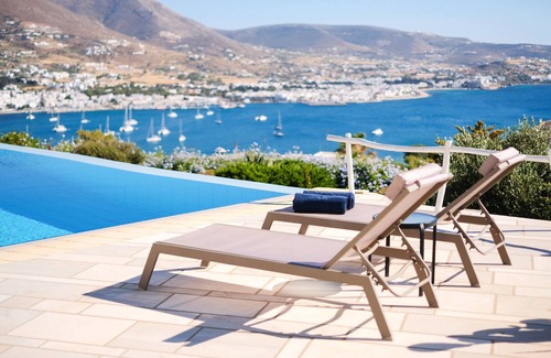 Krotiri Villa | La lujosa Villa Delion domina la bahía con impresionantes vistas día y noche.