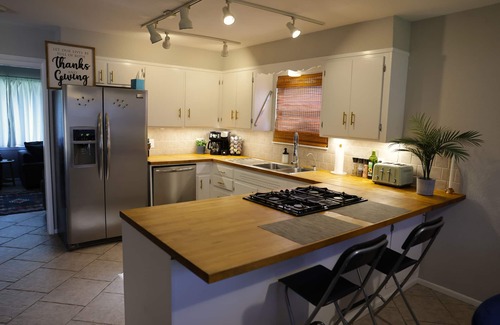 Odessa Casa | Spacious Mid-Century Modern 3BR 2BT