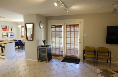 Odessa Casa | Spacious Mid-Century Modern 3BR 2BT