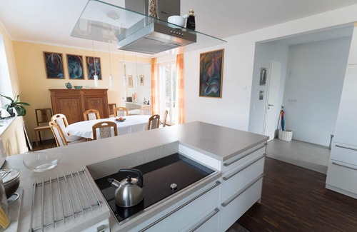 Schlutup Casa | Amplio, moderno hogar ideal en una zona tranquila