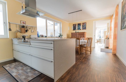 Schlutup Casa | Amplio, moderno hogar ideal en una zona tranquila