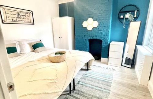 Wainscot Apartamento | Spacious Modern Victorian House in Rochester