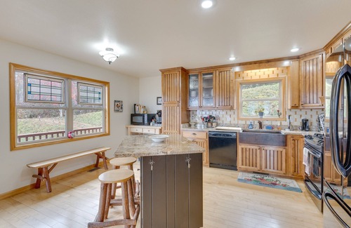 Murphy Cabina | Spacious Murphy Retreat w/ Decks & Game Room!