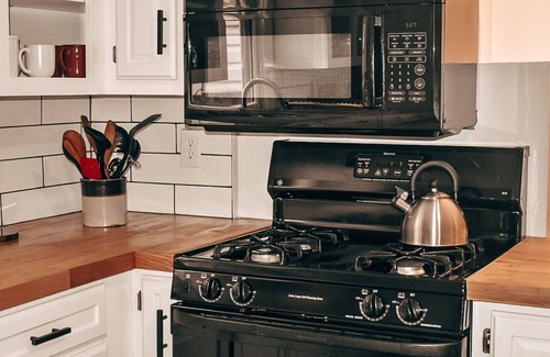 Dundee Casa | Spacious, Newly renovated home in Winesburg OH.