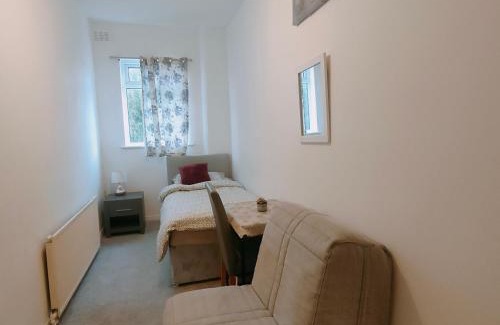 Leigh Otro | Spacious Pad - Close to Sports Village, Leigh Market, Mesnes Park - Parking - Wifi
