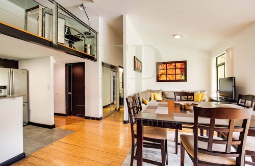 Santa Ana Apartamento | Spacious Penthouse w/office Lakeview, Pool, GYM