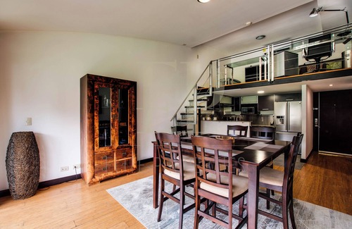 Santa Ana Apartamento | Spacious Penthouse w/office Lakeview, Pool, GYM